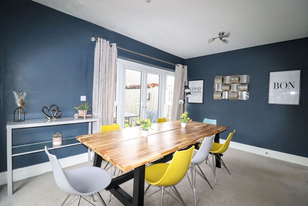 Property photo 3 of 21 Dining Room