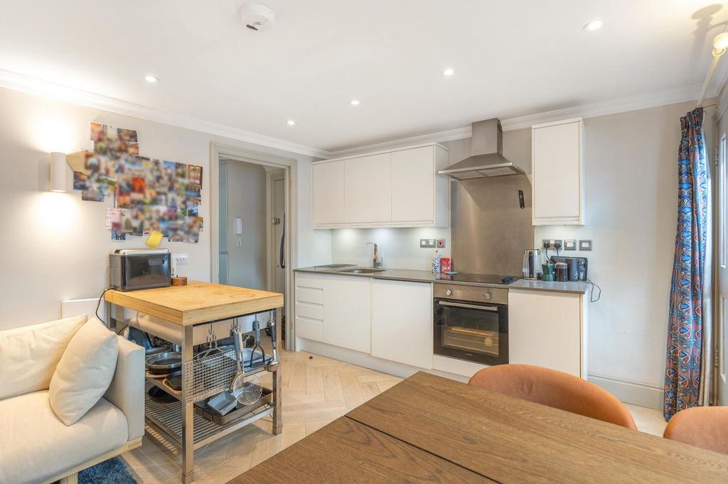 Property photo 1 of 8 Kitchen/Reception