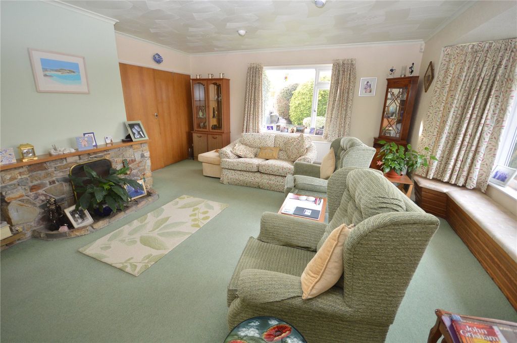 Property photo 2 of 18 Lounge