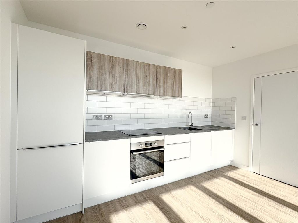 Property photo 3 of 16 Living Room / Kitchen