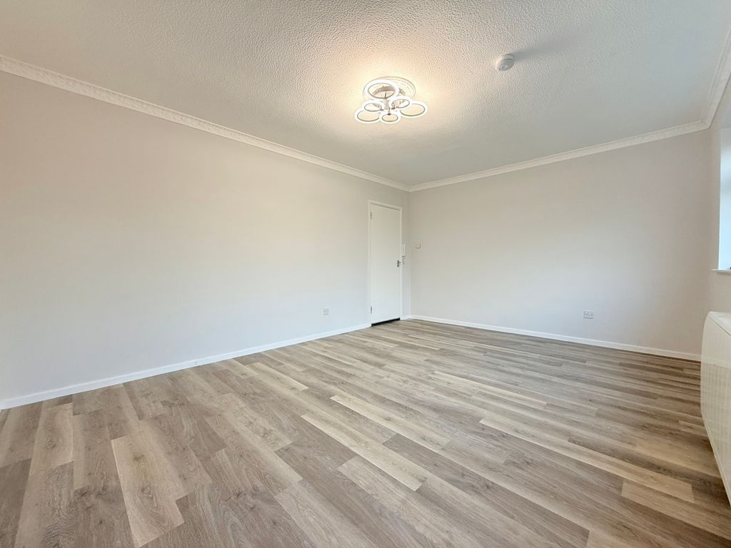 Property photo 3 of 10 Lounge