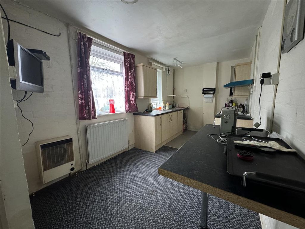 Property photo 3 of 10 Kitchen Diner