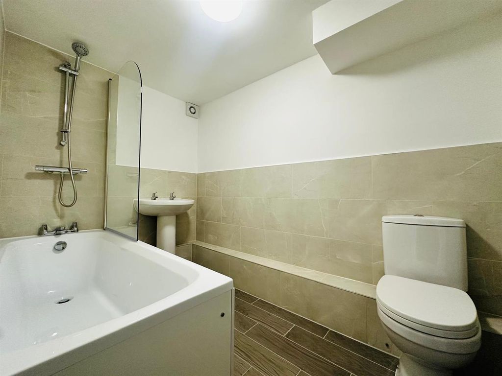Property photo 2 of 8 Bathroom