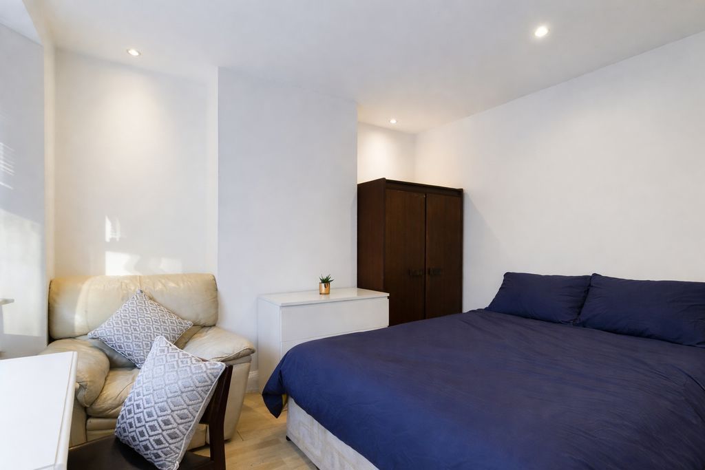 Property photo 1 of 9 Bedroom 1