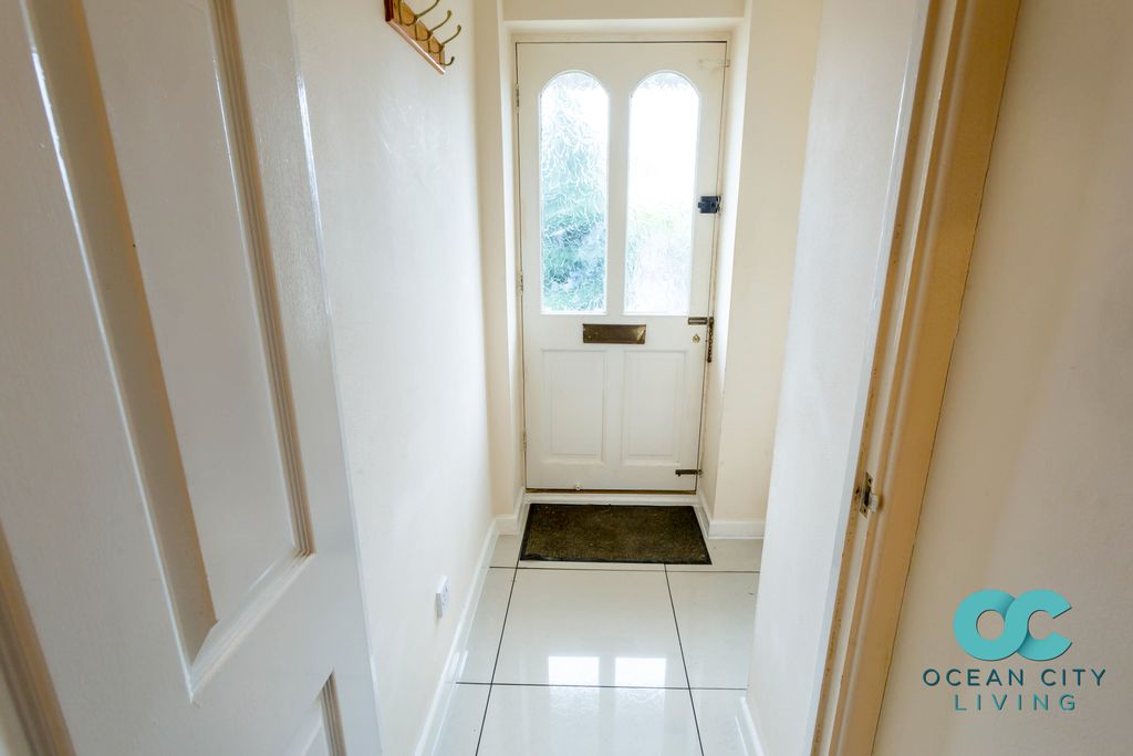 Property photo 2 of 17 Foyer
