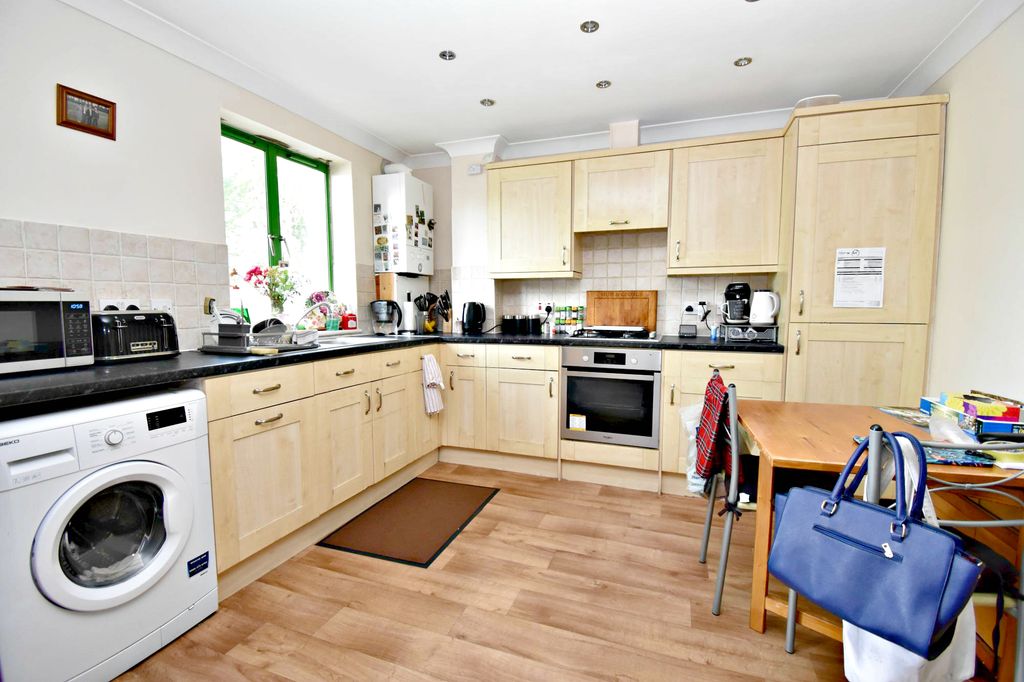 Property photo 2 of 9 Kitchen