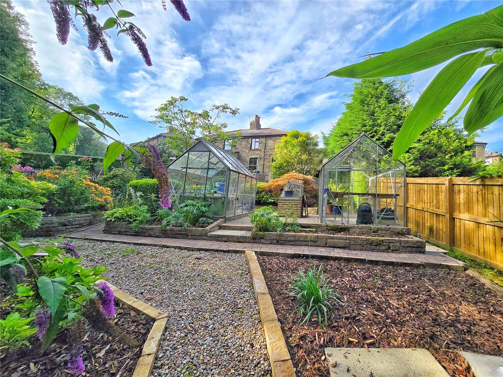 Property photo 2 of 15 Gorgeous Gardens