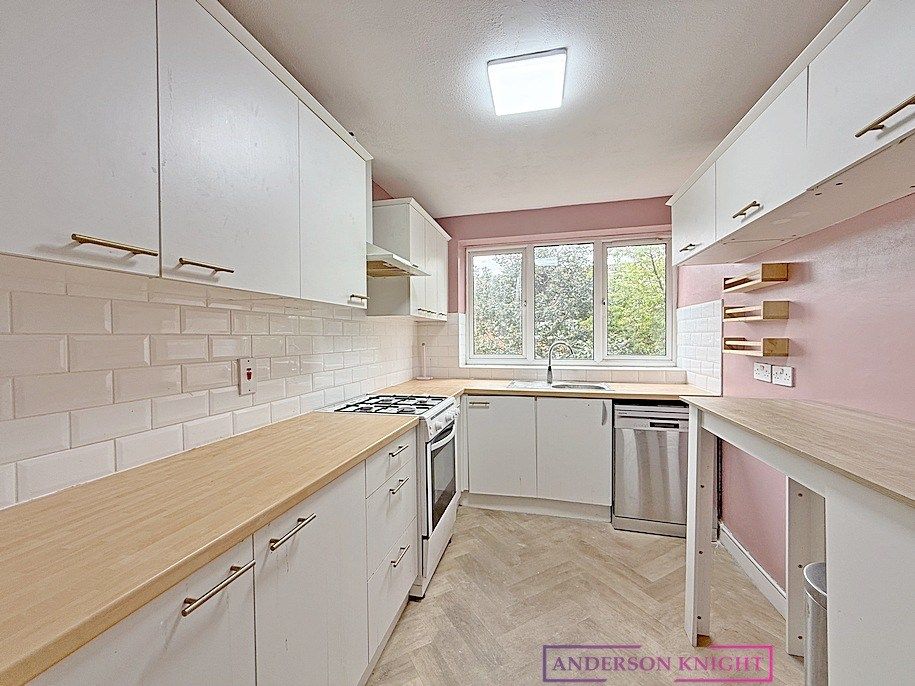 Property photo 3 of 7 Kitchen