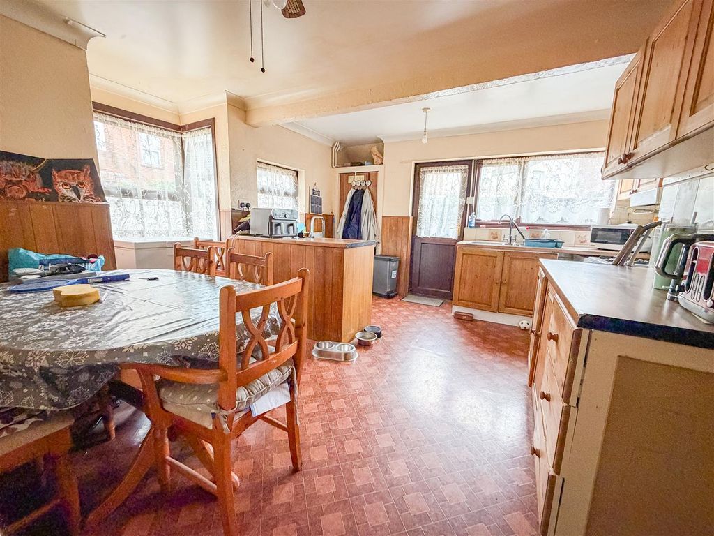 Property photo 3 of 20 Kitchen