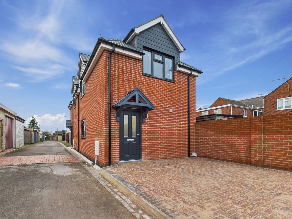 Property photo 1 of 8 Modern One-Bedroom Flat To Let