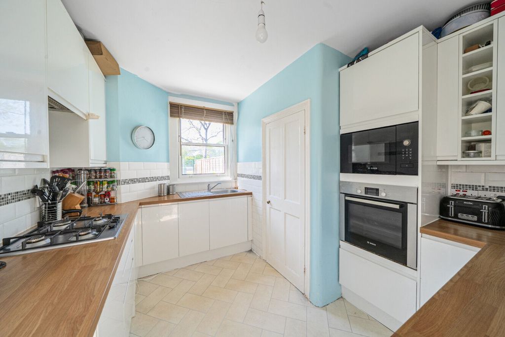 Property photo 2 of 16 Picture No. 11