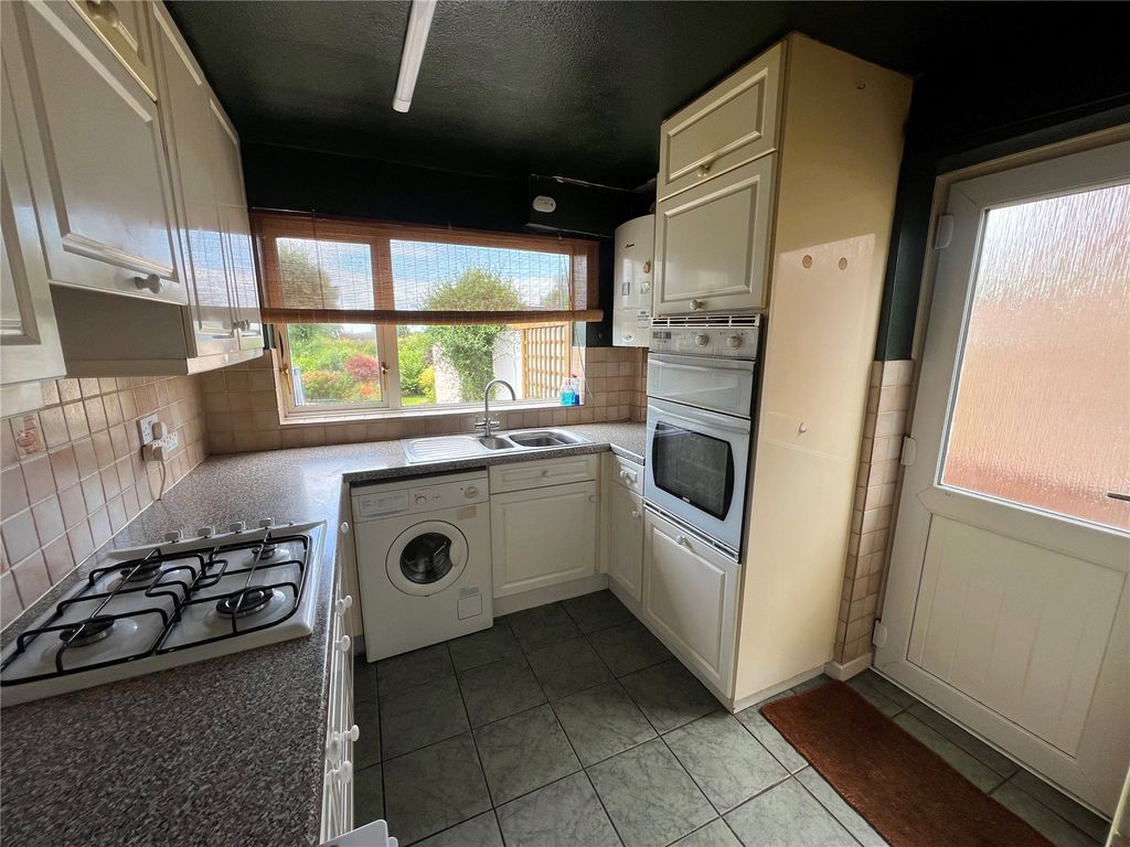 Property photo 2 of 11 Kitchen