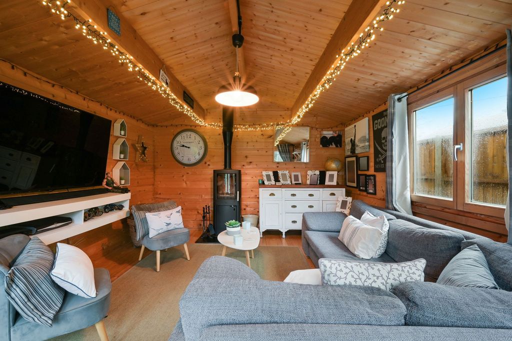 Property photo 2 of 21