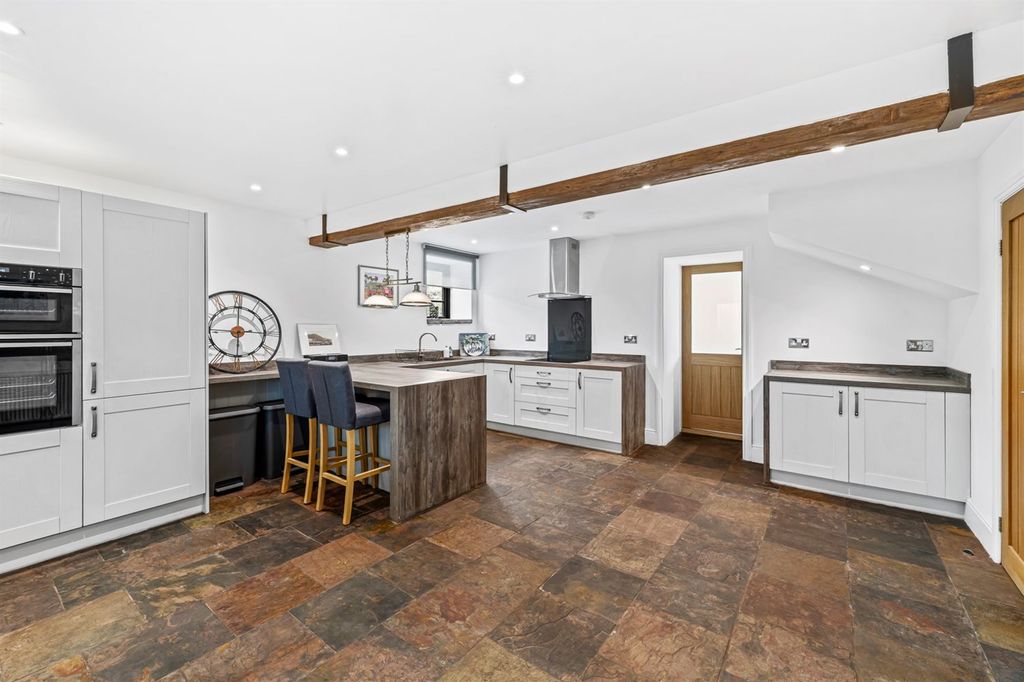 Property photo 2 of 25