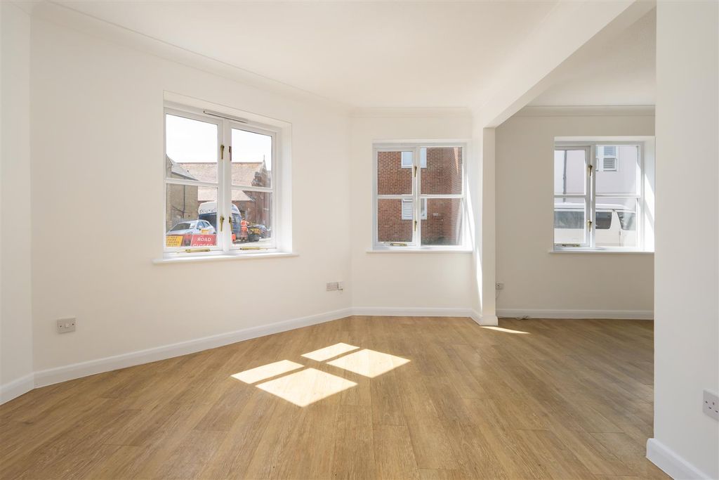Property photo 3 of 13 St. Peters Road, Whitstable, Kent, Ct5 1Hr
