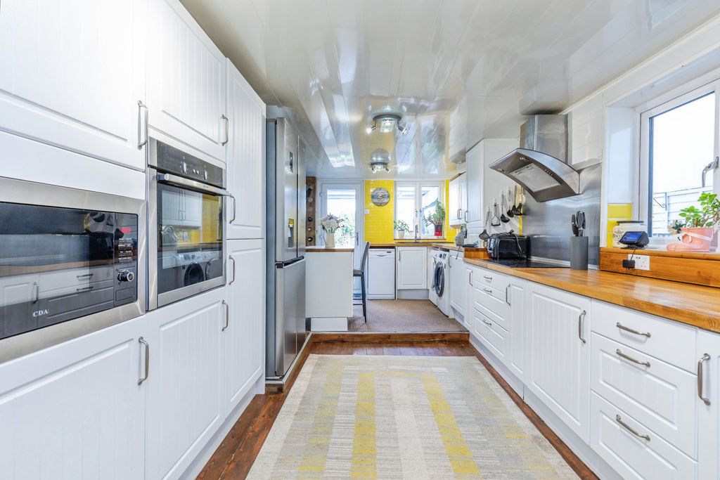 Property photo 3 of 20 Kitchen