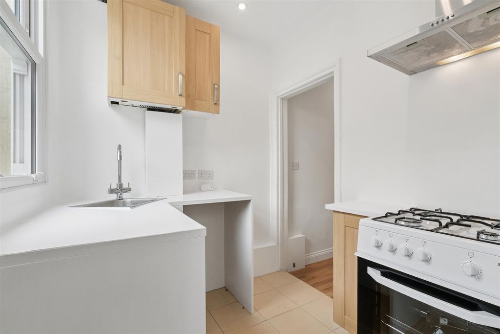 Property photo 3 of 9 44A Khartoum Road Sw17 0Hz Kitchen 2.Jpg