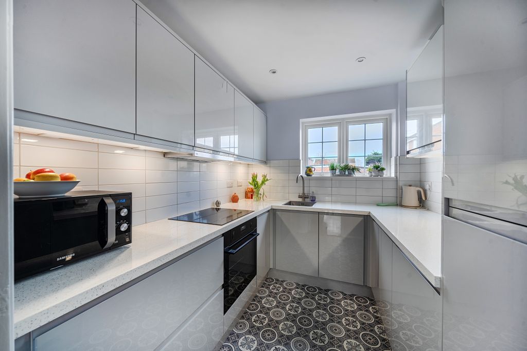 Property photo 2 of 12 140352546979Fe81dc154