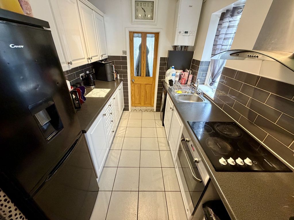 Property photo 3 of 11 Kitchen
