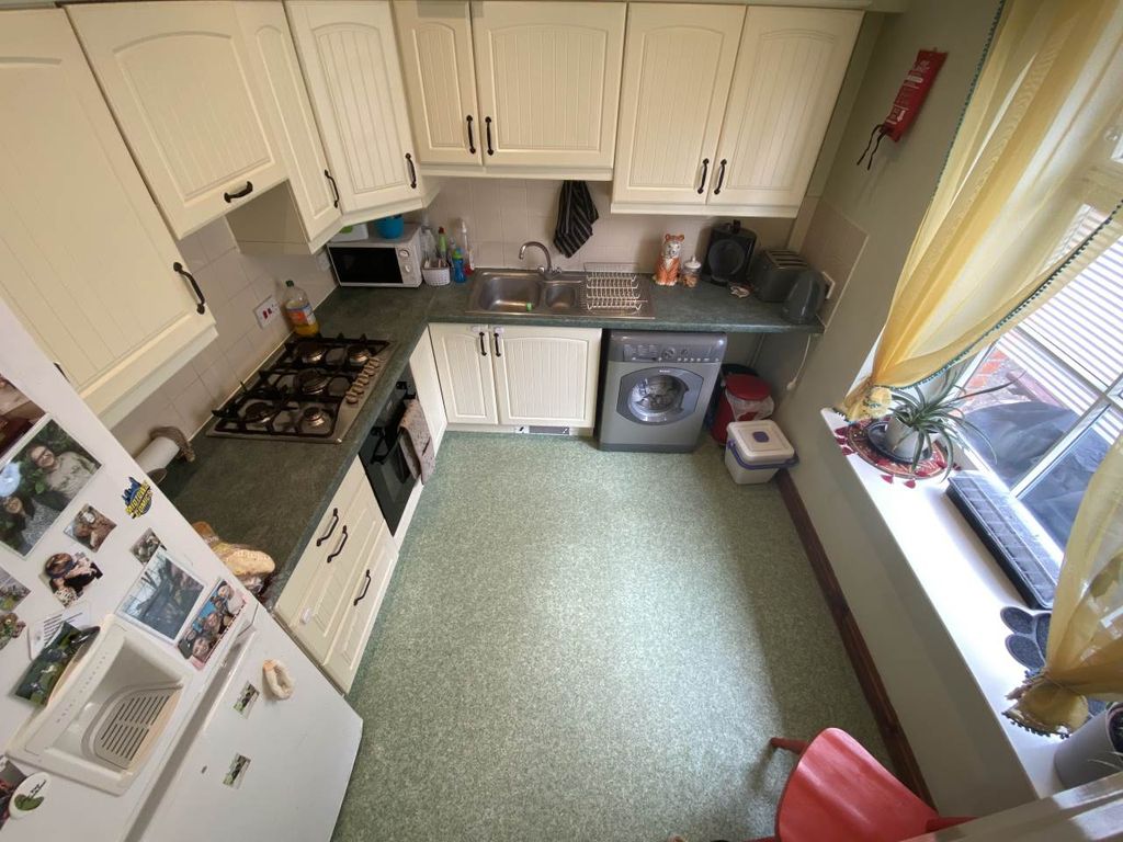 Property photo 2 of 9 Kitchen