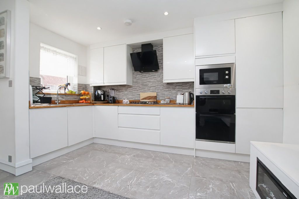 Property photo 3 of 8 Kitchen