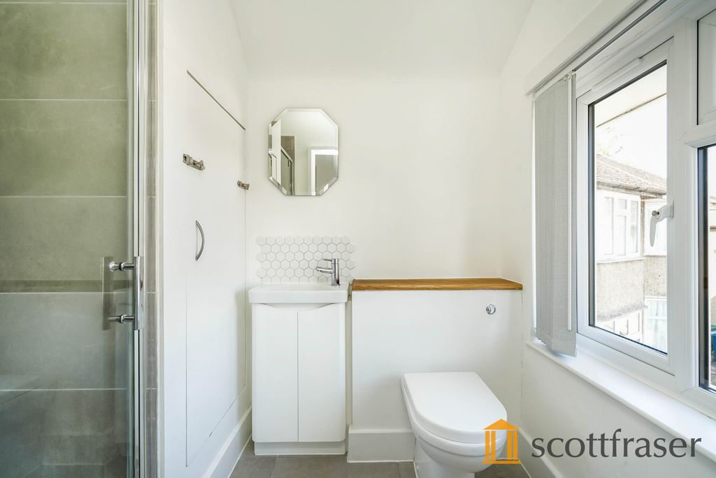Property photo 2 of 3 En Suite 1