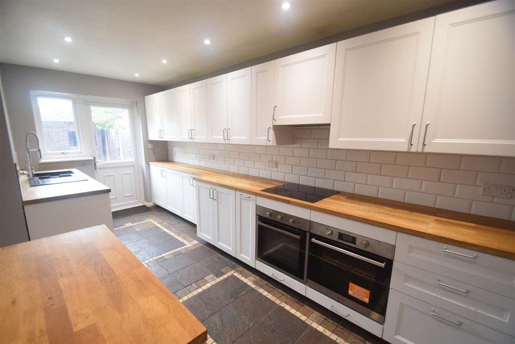 Property photo 3 of 12 Kitchen