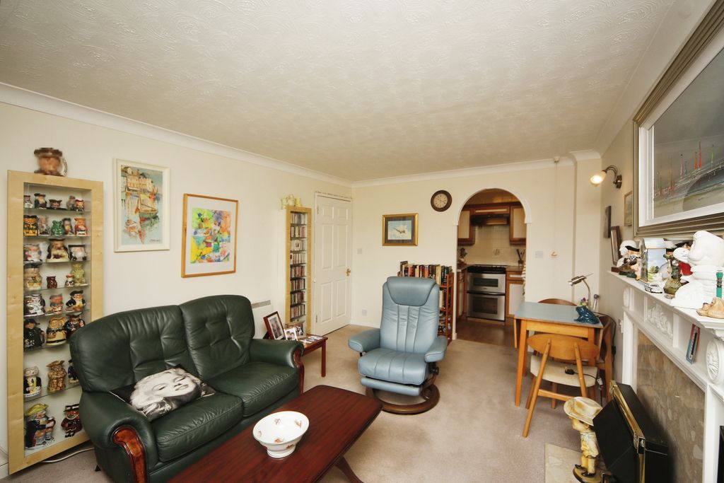 Property photo 1 of 11 Living Room