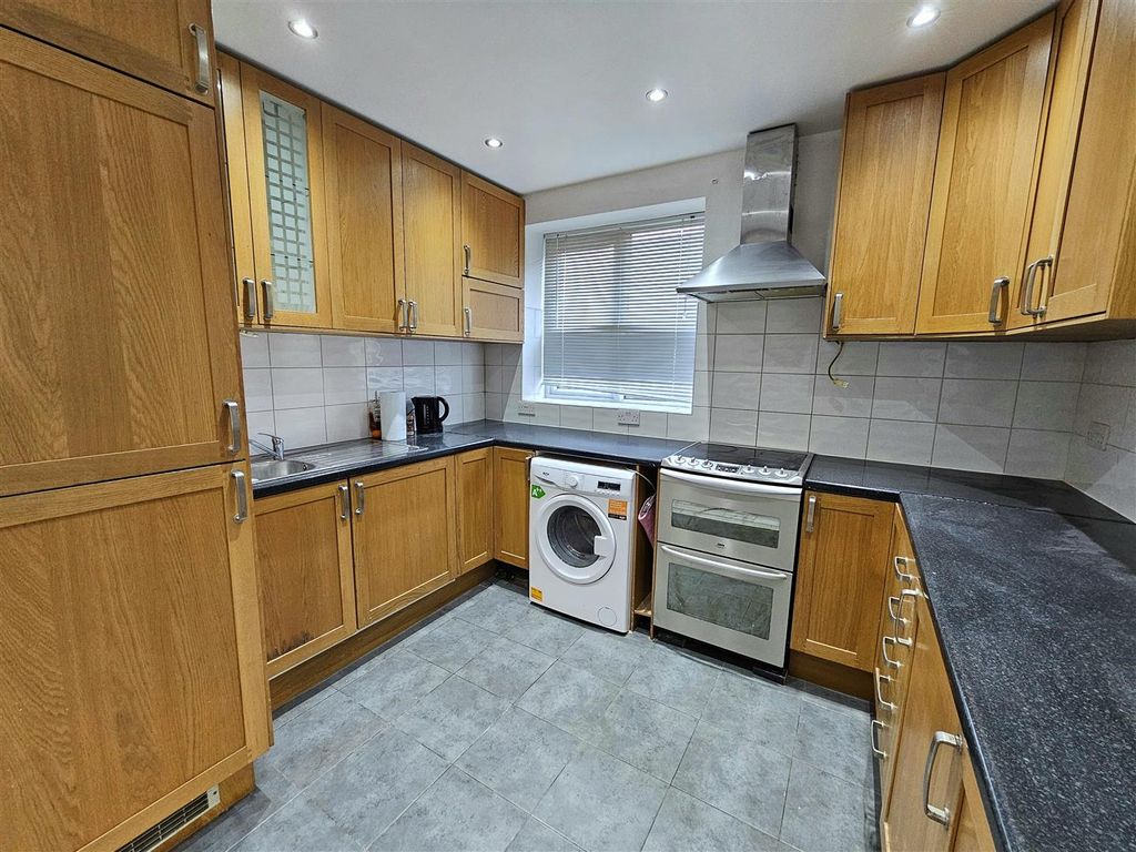 Property photo 3 of 9 Kitchen