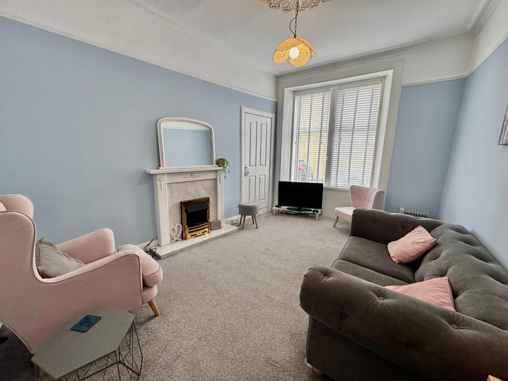 Property photo 2 of 19 Livingroom