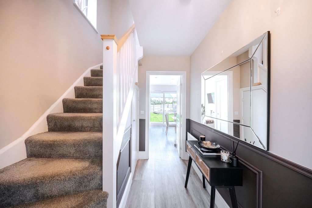 Property photo 2 of 29