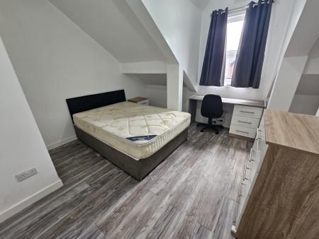 Property photo 1 of 8 A Bright Double Bedroom Featuring A Comfortable Be...