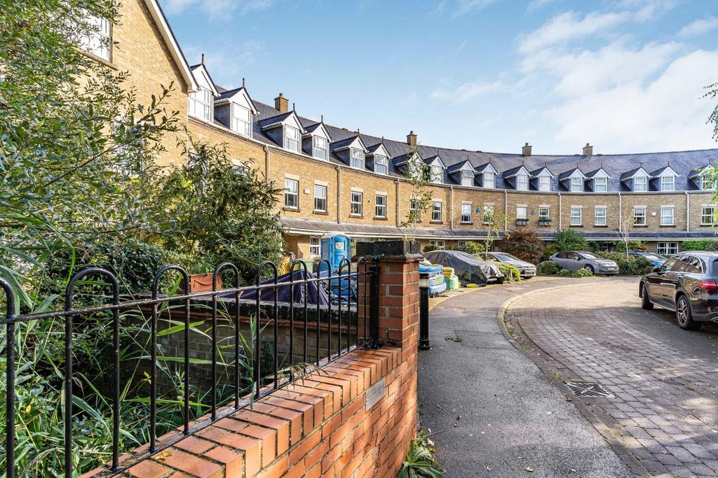 Property photo 2 of 24 Attractive Crescent Setting.Jpg