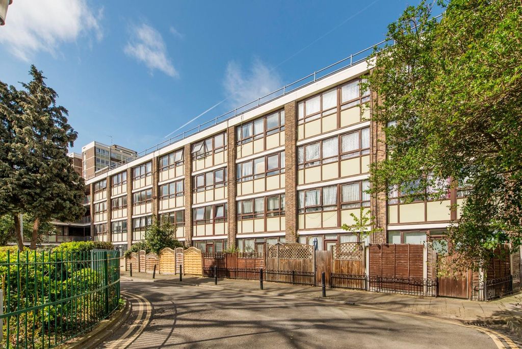 Property photo 1 of 5 12359_Hunters_Shoreditch_88_Crondall_Court_1.Jpg