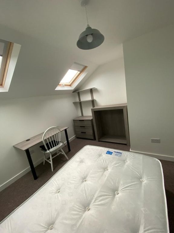 Property photo 3 of 12 A Bright And Inviting Double Bedroom Featuring A d...