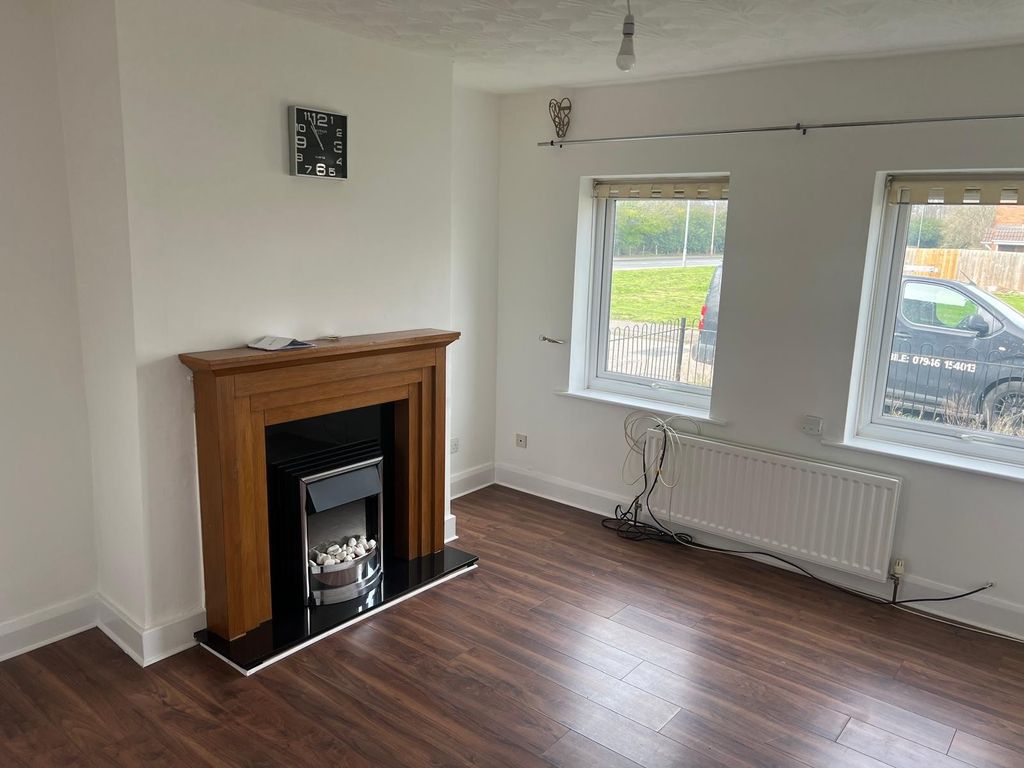 Property photo 2 of 11 Living Room