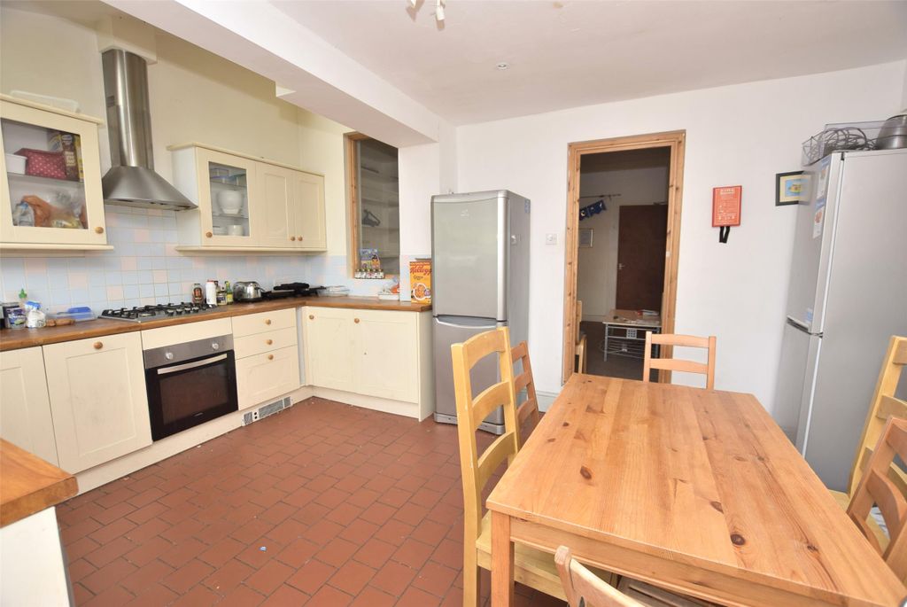 Property photo 3 of 12 Kitchen