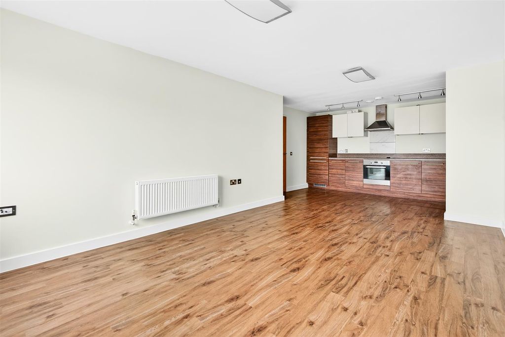 Property photo 1 of 13 03  To Let 2 Bedroom Flat Trs Apartments Ealing Ub