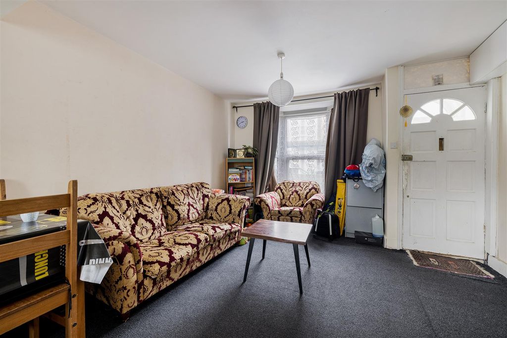 Property photo 2 of 14 Worcester Road E12