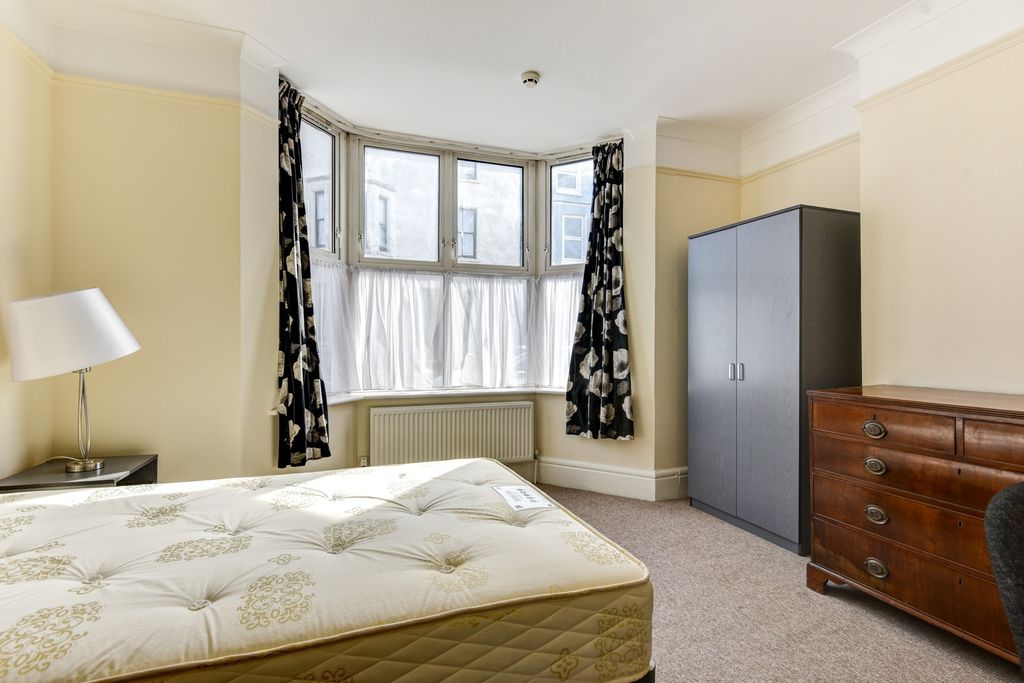 Property photo 1 of 29 A Bright And Well-Maintained Master Bedroom Featur...