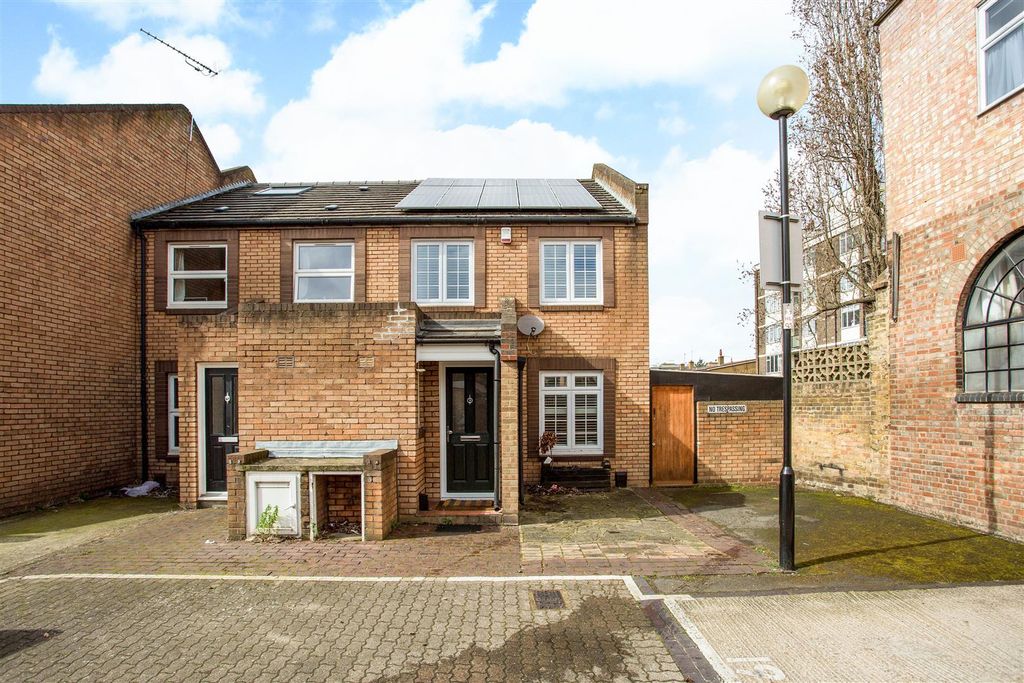 Property photo 1 of 12 Rectory Square