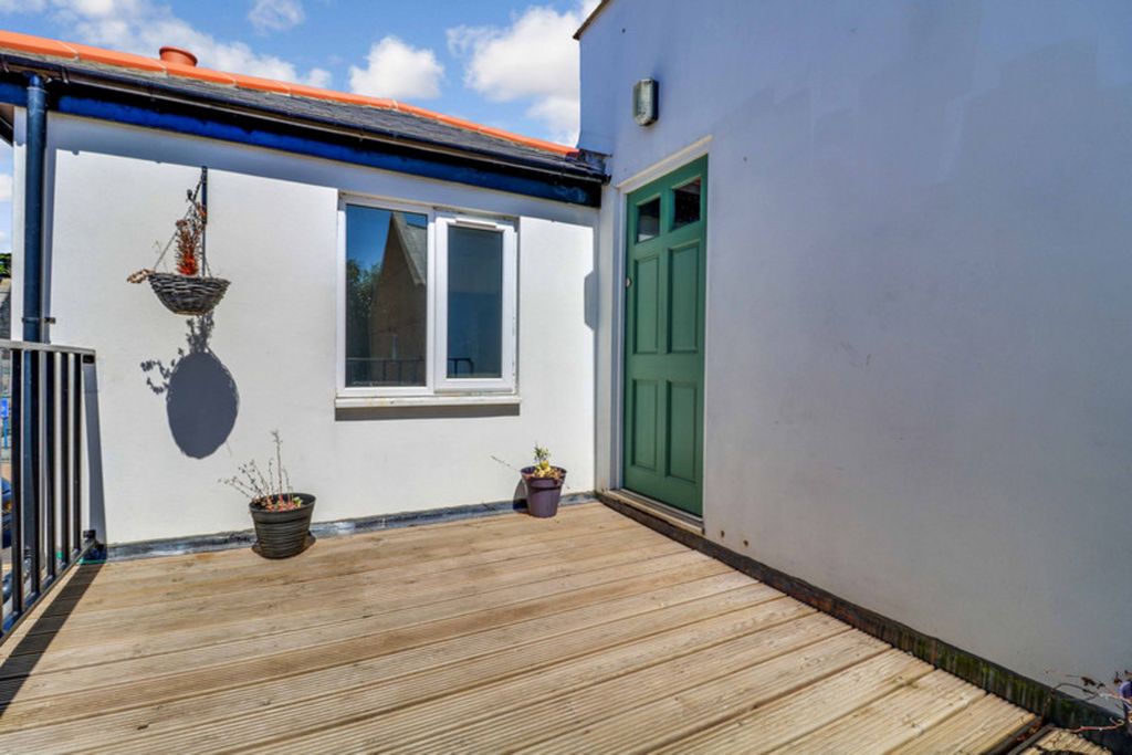 Property photo 2 of 27