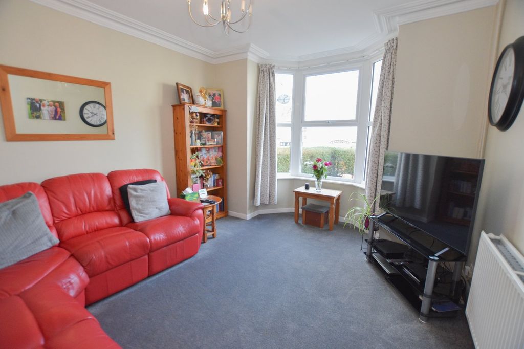 Property photo 2 of 13 Lounge