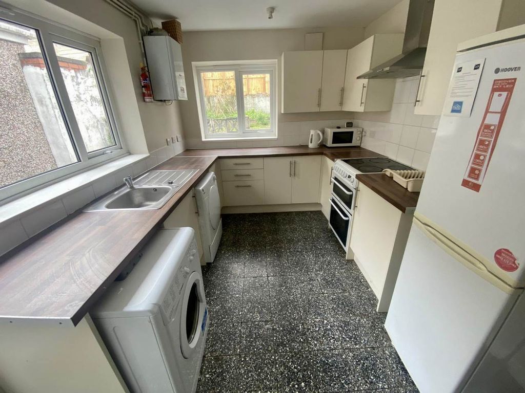 Property photo 2 of 9 Kitchen