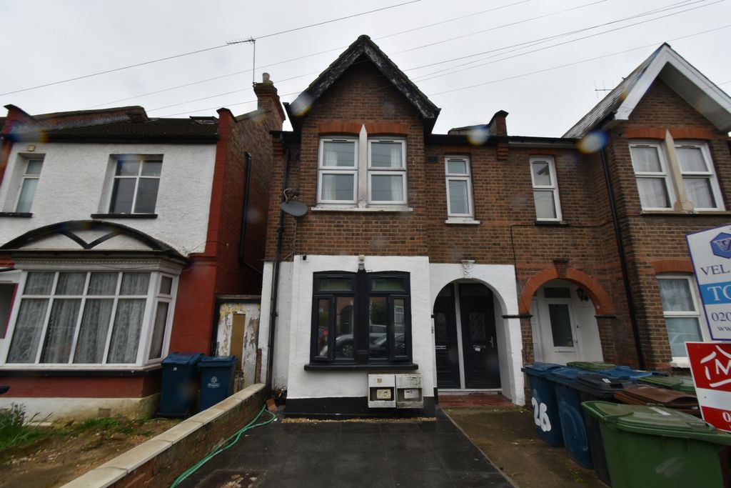 Property photo 1 of 11 3-Bedroom First Floor Flat For Â£1,850Pcm - Reduced For Quick Let