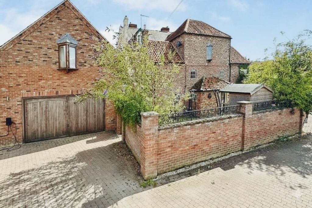 Property photo 2 of 16