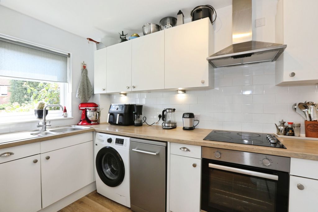 Property photo 2 of 11 Kitchen