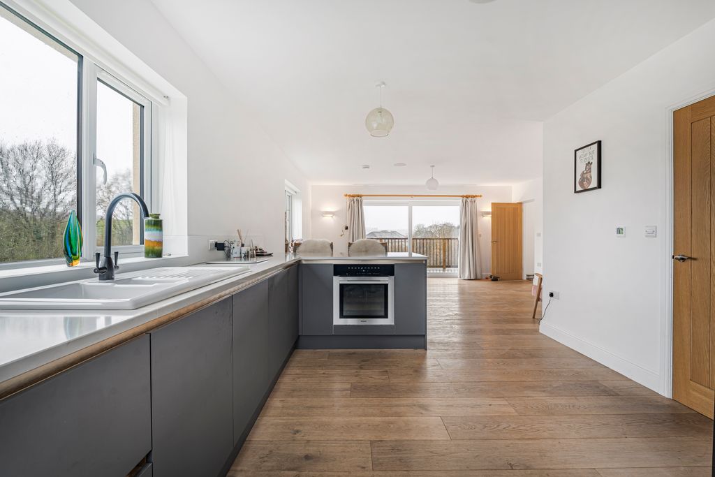 Property photo 3 of 31