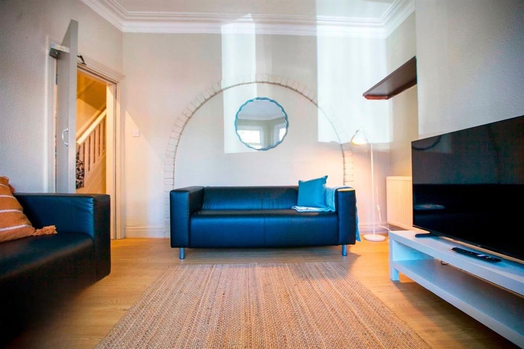 Property photo 1 of 10 Bright Modern Living Room With Stylish Sofas...