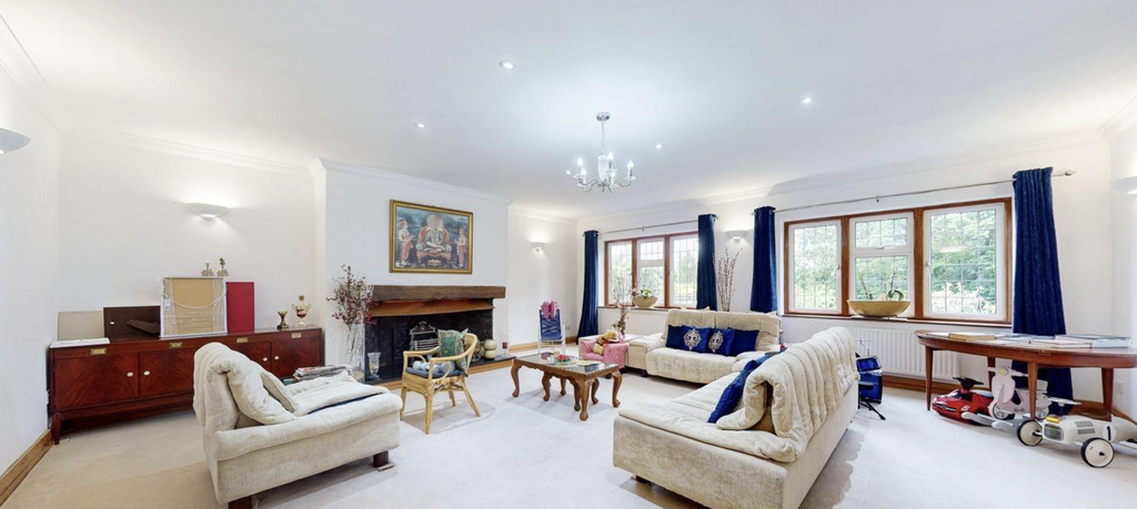 Property photo 1 of 28 Living Room